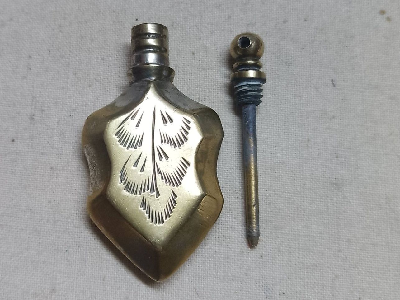 Flaconi: Vintage brass pendant parfume bottle. – Usato da Sorengo venduto da 74in 1
