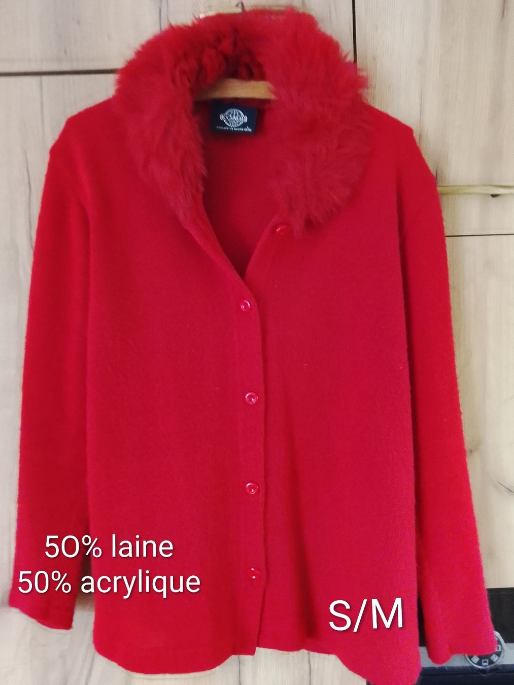 Pullover & Sweatshirts: Pull rouge avec col en fausse fourrure – Gebraucht aus Couvet von fat_kyl7