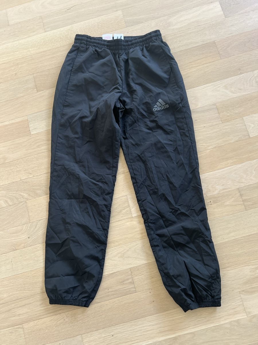 Adidas Pantaloni: Pantalon de sport Adidas 152 – Usato da Sion venduto da jerermy1911