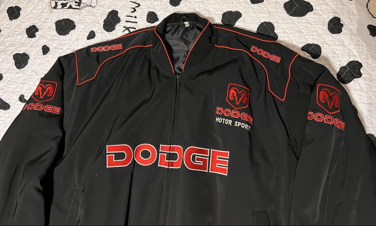 Kleiderpakete: Dodge Fan Set XXL – Gebraucht aus Zürich von d-ron 3