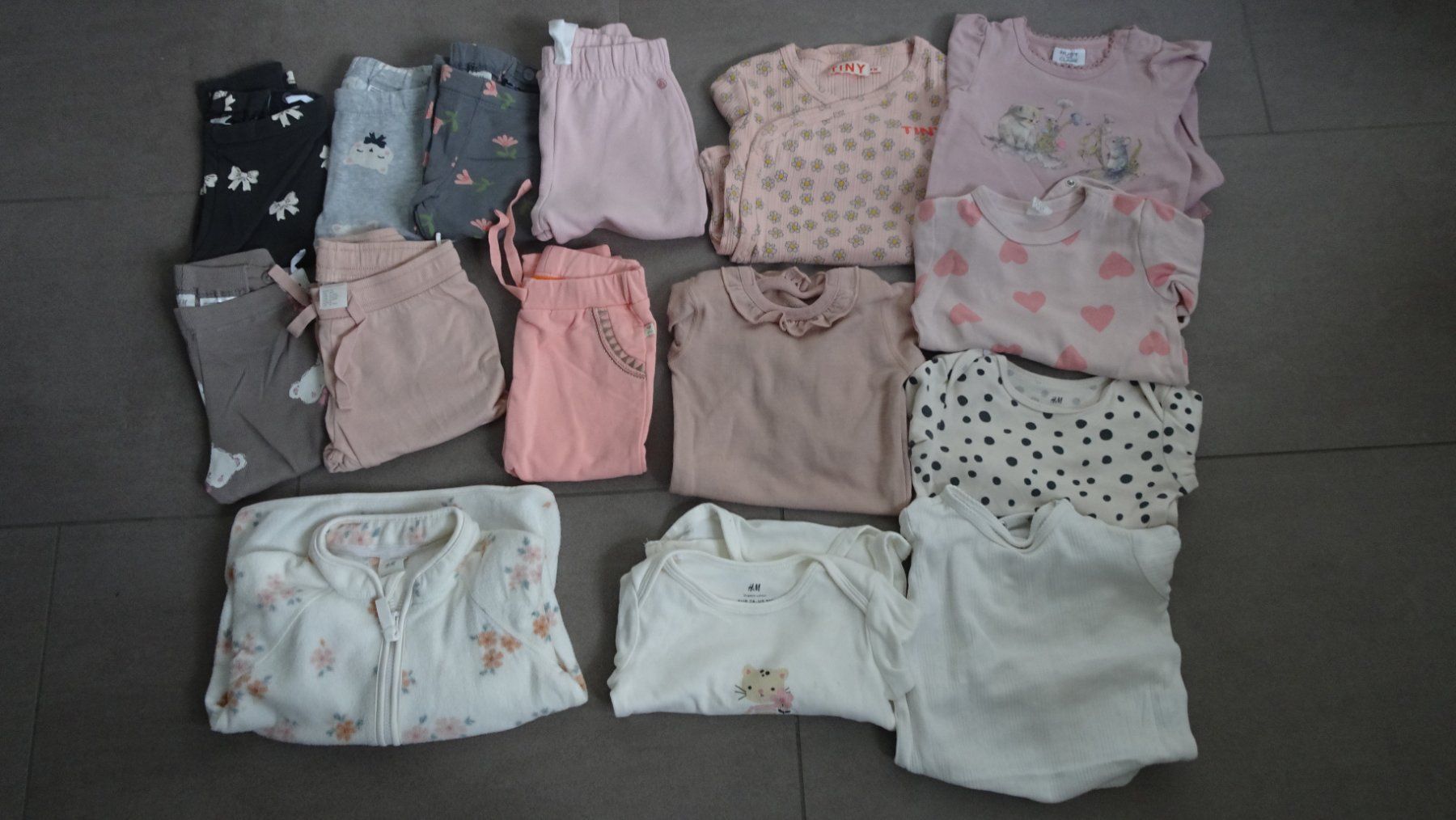 Lotti & Set di vestiti: 30-teil. Mädchenkleiderpaket Grösse 74 (2) – Usato da Zürich venduto da blaumeisli62 1