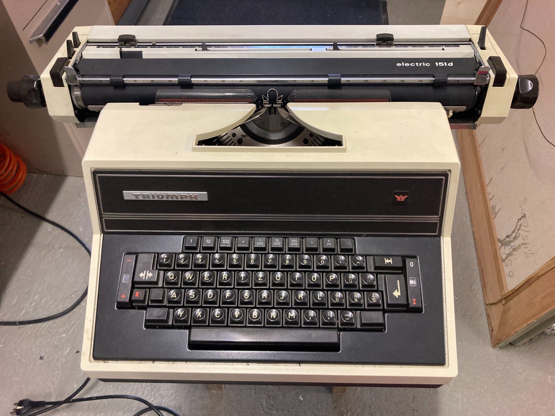 Triumph Macchine da scrivere: Machine à écrire électrique – Usato da Charmey (Gruyère) venduto da nic168