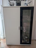 1x Vitrine mit Füssen, 1x Vitrine hängend an Wand. Gebraucht
