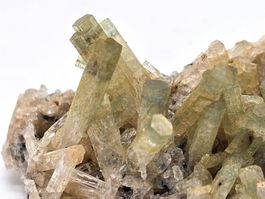 Heliodor/Aquamarin mit Turmalin aus Namibia.