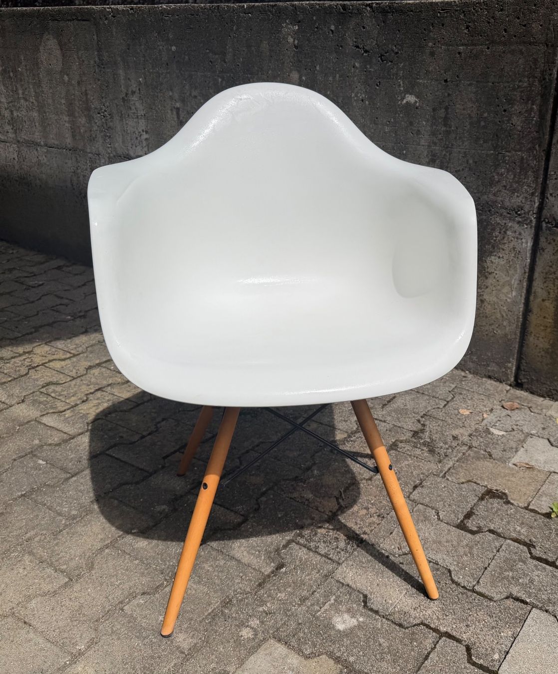 Vitra Sedie: Vitra Eames Plastic Armchair DAW weiss , 2er Set – Usato da Hirschthal venduto da GR7000