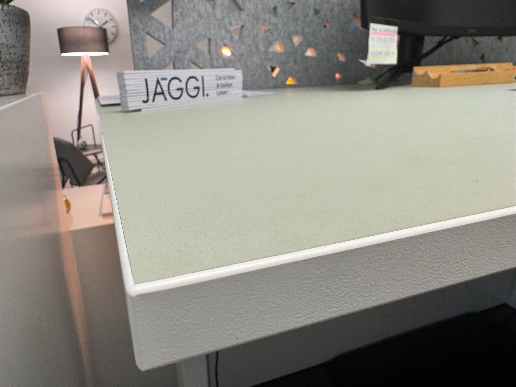 Banconi: Beistellcontainer weiss mit Linoleum Top 4183 Pistachio – Usato da Burgdorf venduto da JaegBdorf 2