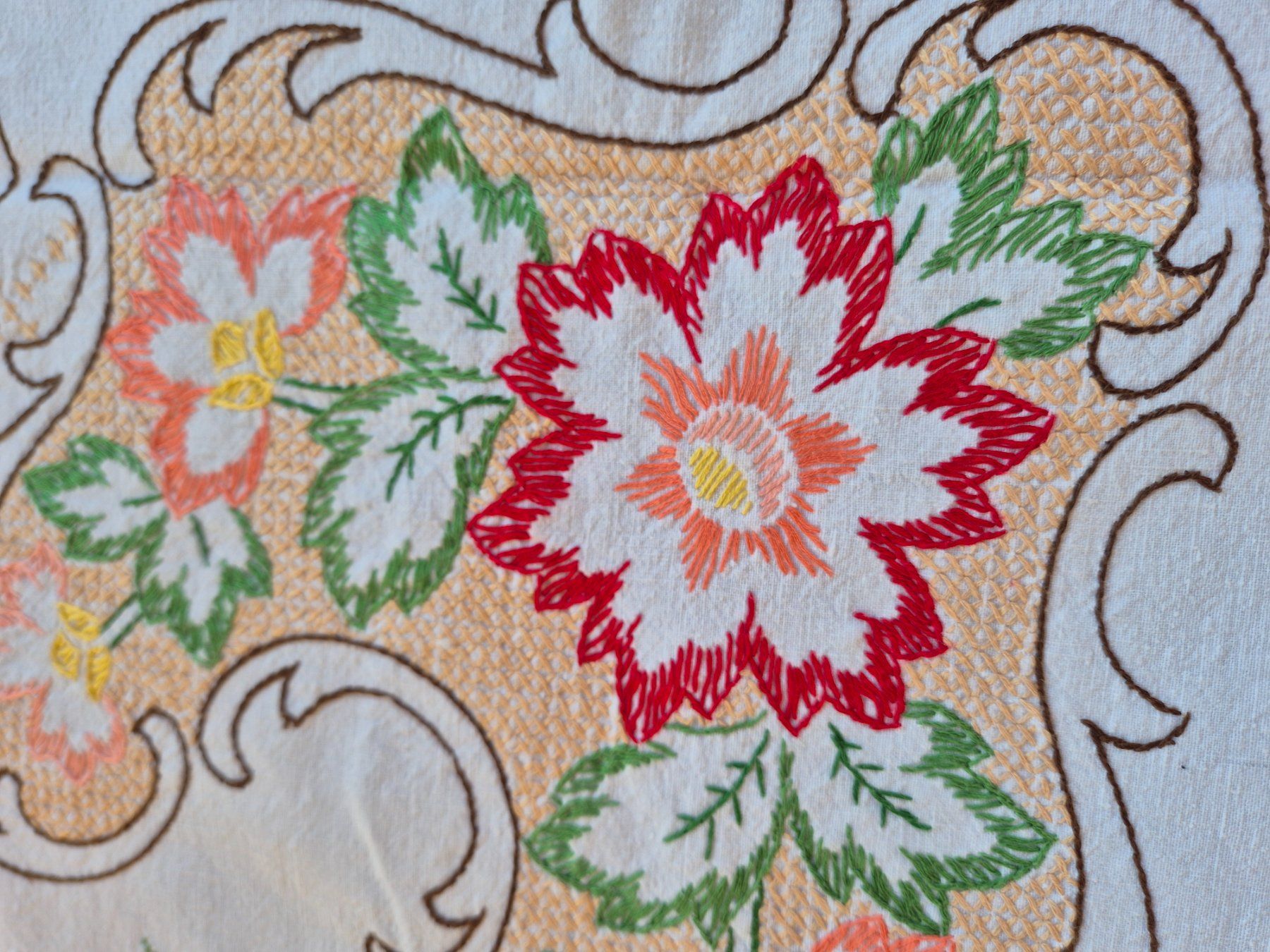 Altra biancheria da tavola: Tischdecke bestickt Blumenmuster , Handarbeit – Usato da Bern venduto da aronari 5
