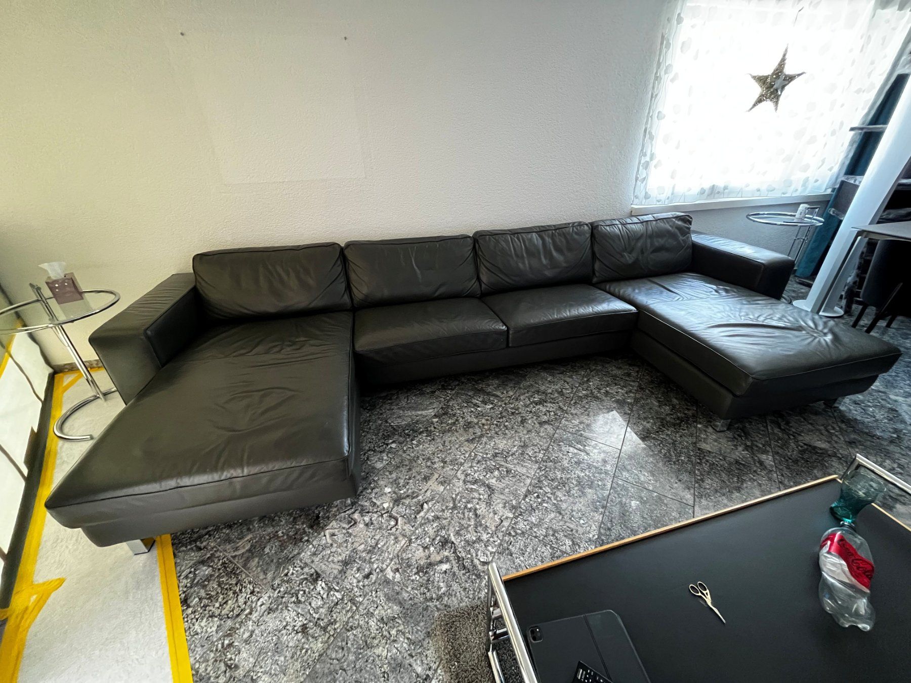 Interio Divani: Dunkelgraues Ledersofa mit Gebrauchsspuren – Usato da Gränichen venduto da Ansl