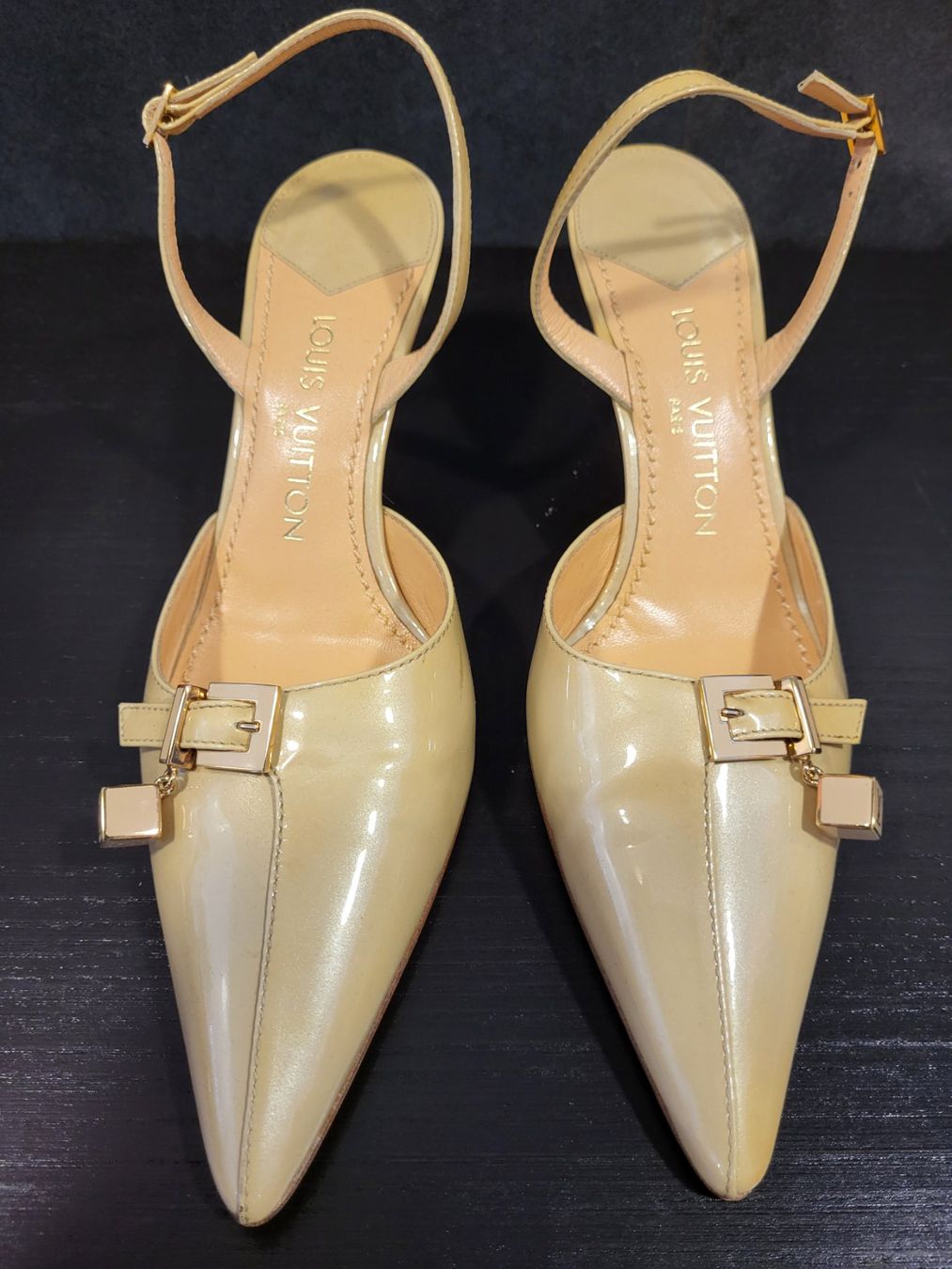 Louis Vuitton Scarpe da donna: Louis Vuitton Slingpumps beige Lackleder Grösse 40 – Nuovo (secondo la descrizione) da Locarno venduto da ernsthofmann