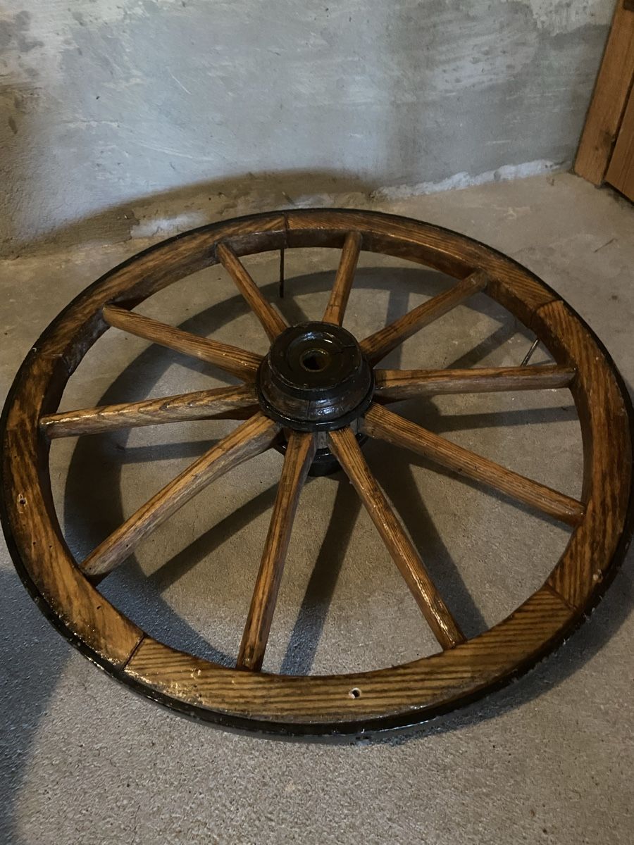 Carrozze: Antikes Wagenrad aus Holz – Usato da Ostermundigen venduto da bargirl