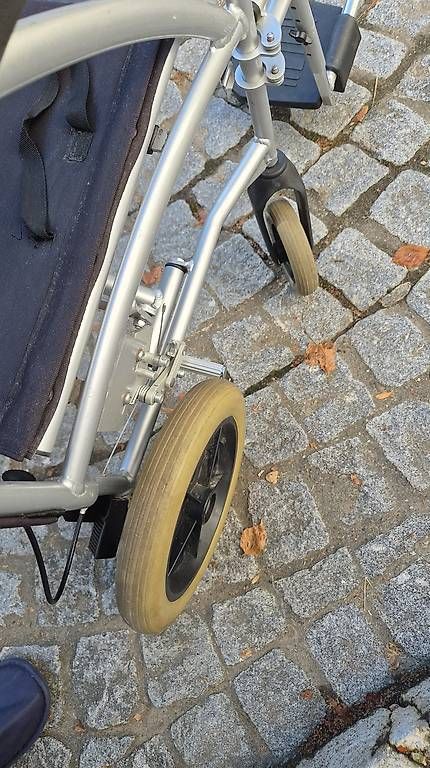 Sedie a rotelle: Fauteuil roulant pliable L – Usato da lausanne venduto da Pourvousservir