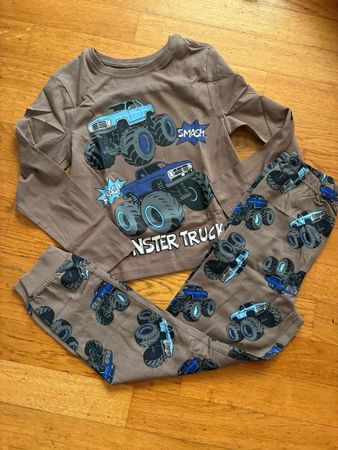 Schönes Monster Truck Pyjama Gr. 128, Neu