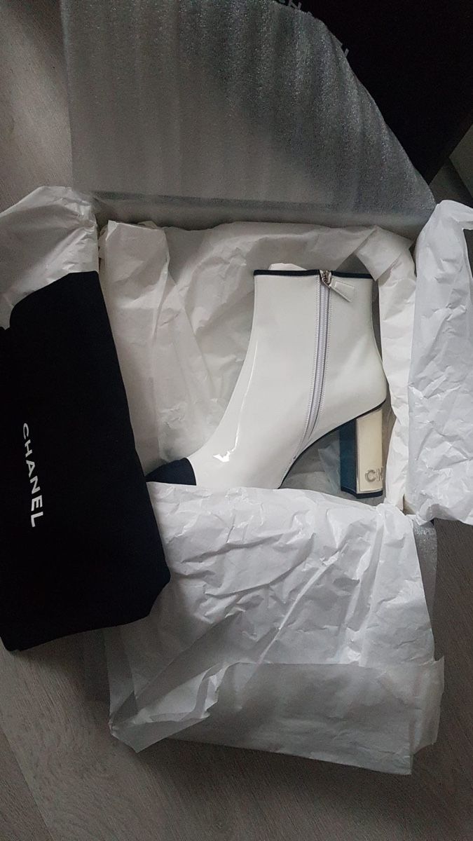 Chanel Scarpe da donna: Bottines Chanel 41 neuves blanches et noires – Nuovo e nell'imballaggio originale da Ropraz venduto da Angy.ruiz 1