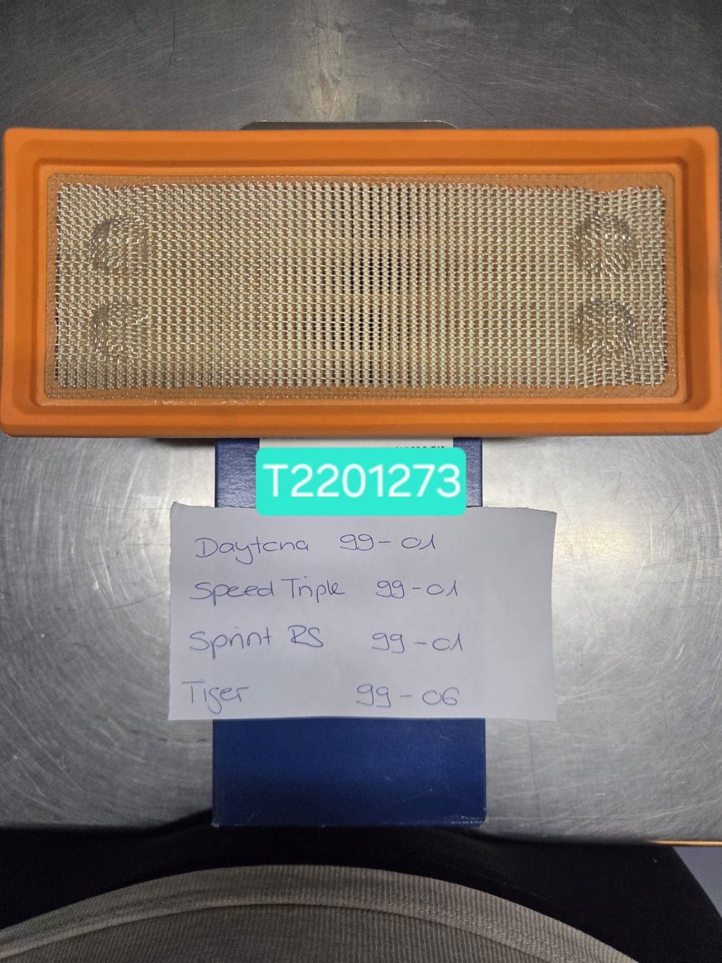 Triumph Tutti i ricambio per moto: Triumph Luftfilter NEU T2201273 – Nuovo e nell'imballaggio originale da Alpnach Dorf venduto da Motorrad-Girl