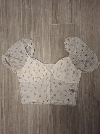Top blanc avec fleurs