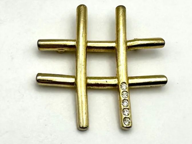 Spille & Fermagli: Vintage   Modernist Hashtag Brosche m. Swarowski Steinen – Usato da Beckenried venduto da SylvkensWorld