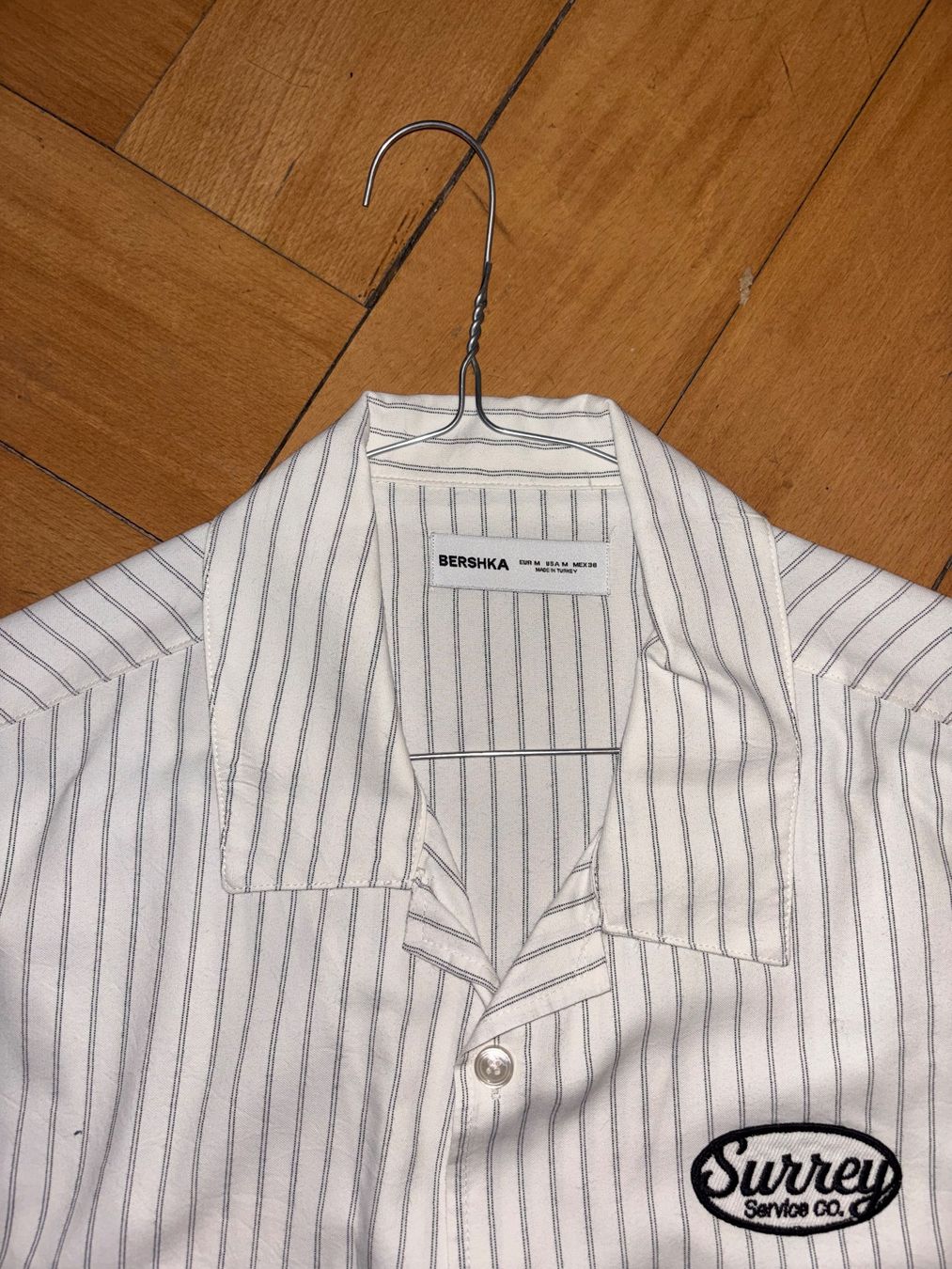 Bershka Chemises: Bershka Kurzarmhemd Weiss gestreift mit Patch – D'occasion à Zürich par LinoBossi 1