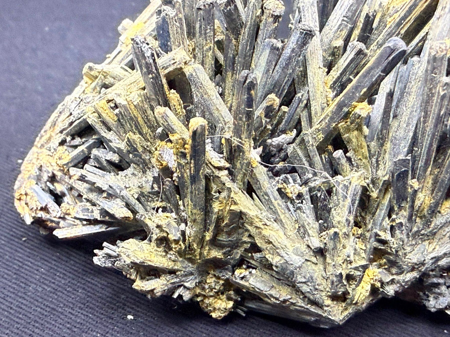 Minerali & Pietre curative: Stibnit mit Stibiconit Überzug – Usato da Schinznach Bad venduto da Demerald 9