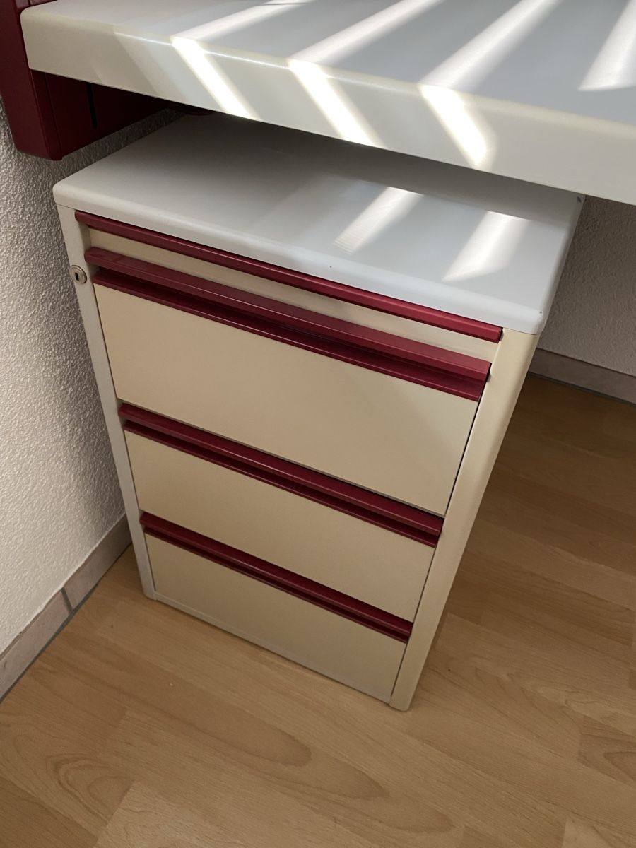 Schreibtische: Schreibtisch 1.60m mit 2 Rollcontainern – Gebraucht aus Ziefen von IResi65 1