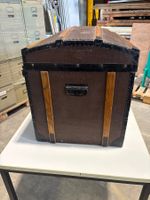 Truhe antik Koffer (Lot 300) Standort 6221 Rickenbach