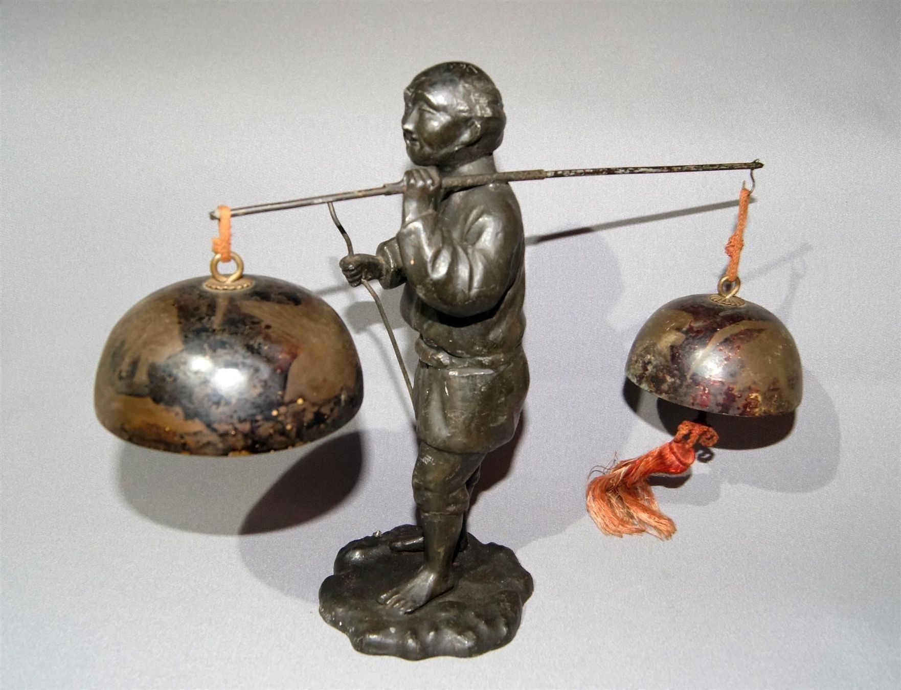 Statuette: Gong-Träger oder -Verkäufer mit 3 Gongs - Kuriose Figur – Nuovo e nell'imballaggio originale da Geroldswil venduto da ARTEFACTO 7