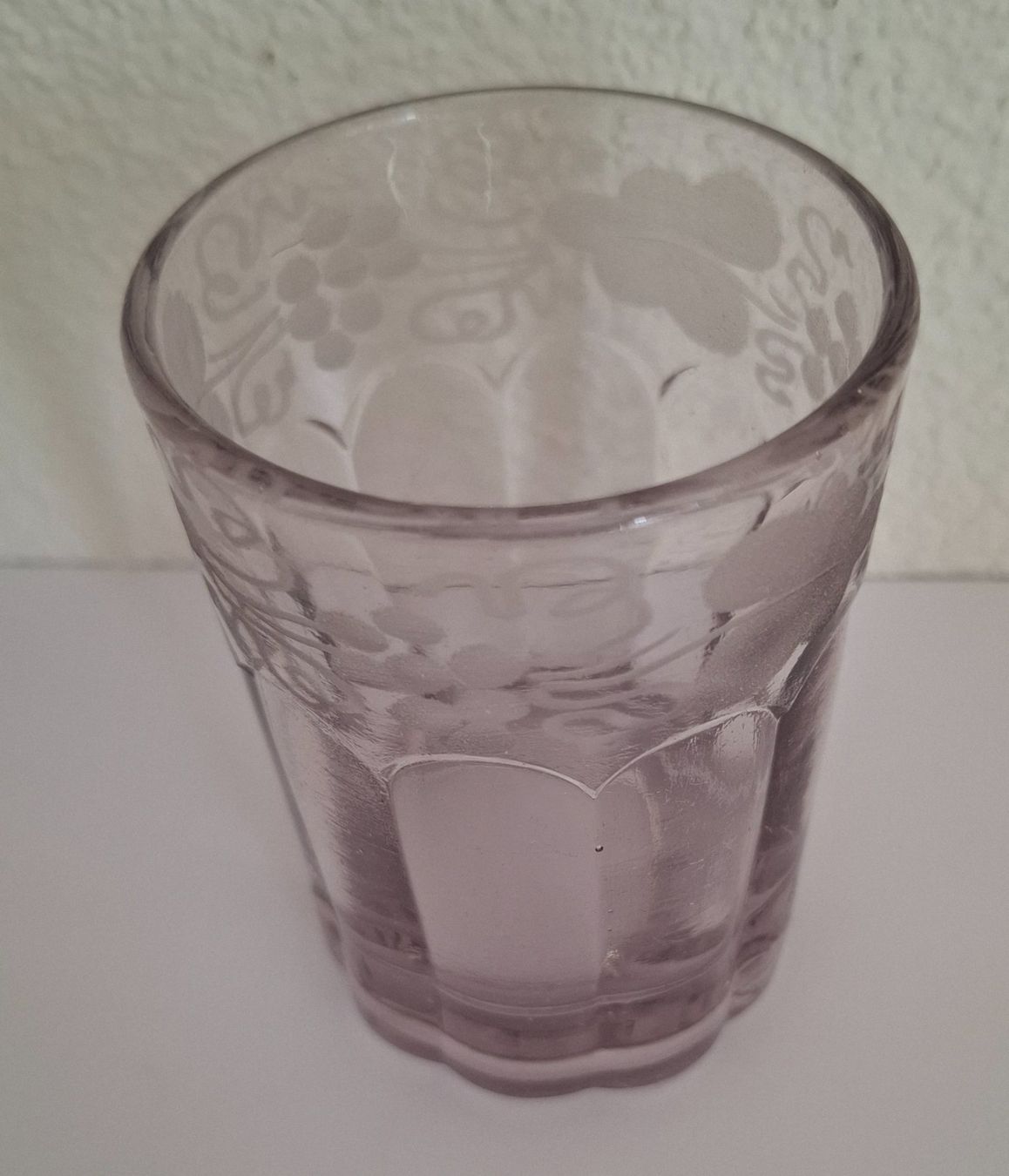 Bicchieri: Flühli-Trinkglas mit Rebenätzung ca. 1900 – Usato da Rothrist venduto da Clanx