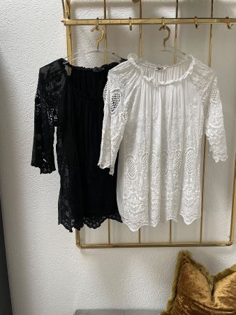 Zwei  Blusen  Spitze  Schwarz  u. Weiss Grösse S Made  Italy