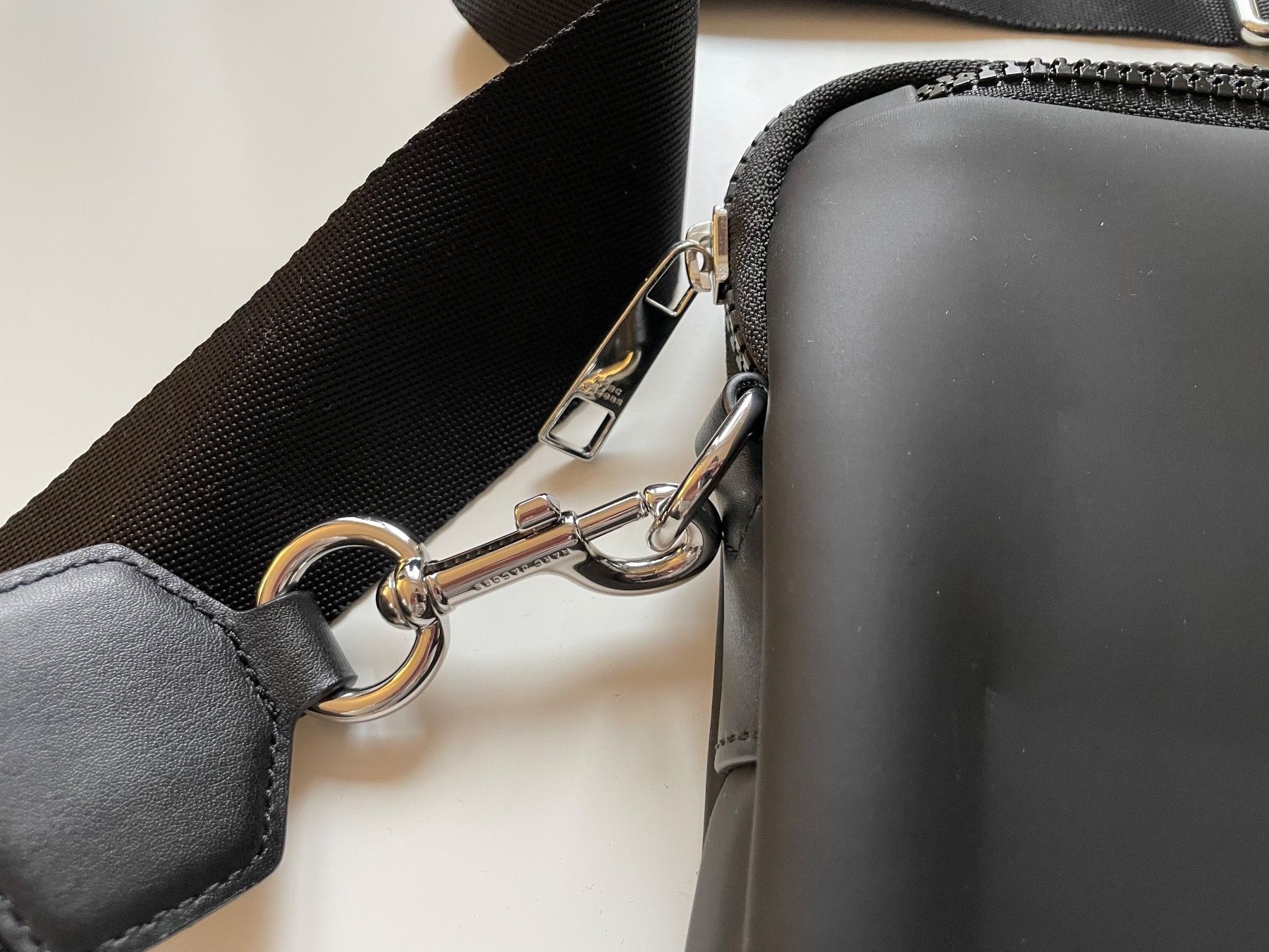 Marc Jacobs Taschen für Damen: Marc Jacobs Notebooktasche / Laptoptasche – Gebraucht aus St Gallen von Giidi 1