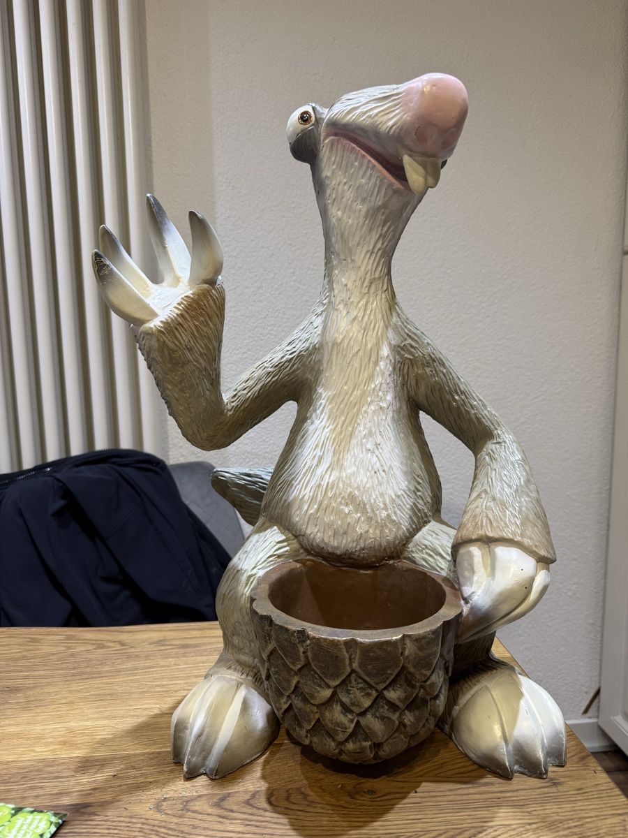 Statuette: Ice Age SID grosse Dekofigur 54 cm Pflanzgefäss Sammelfigur – Usato da Unterengstringen venduto da Birchermuesli63