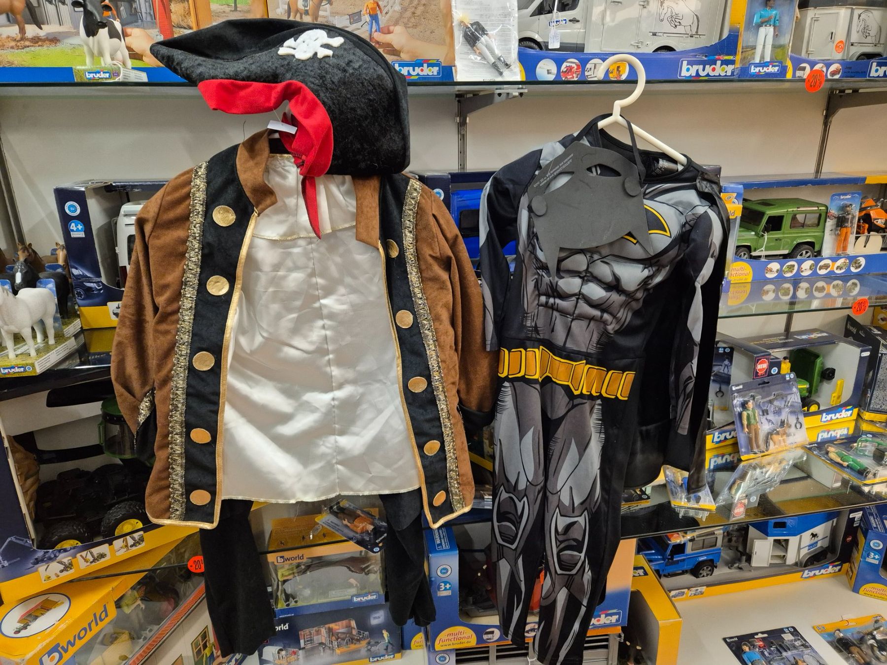 Costumi: Fasnacht Kostüm Batman 104 oder Pirat 116 K24 – Usato da Schwarzenburg venduto da Flamingo07