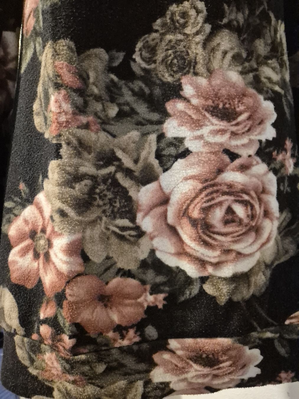 Pullover & Sweatshirts: Damen Pullover Blumenmuster schwarz Grösse M gebraucht – Gebraucht aus Zürich von Drago670 4