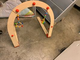 Baby Spielbogen Holz mit Spielzeug guter Zustand