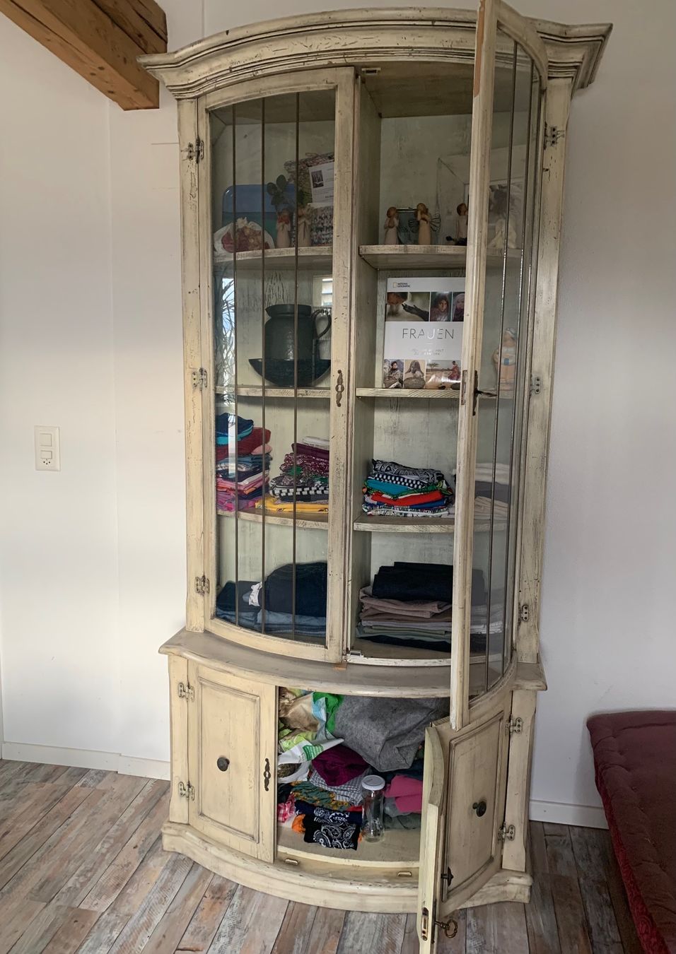Vetrine: Stilmöbel Vitrine shabby chic – Usato da Widnau venduto da ChnopfundNagel 6