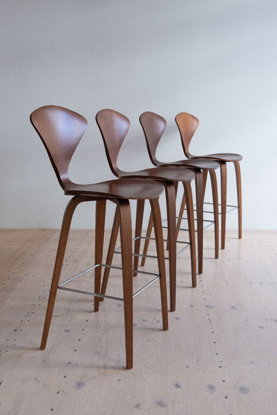 Stühle: Set of 4 Norman Cherner Bar Stools Walnut – Gebraucht aus Zürich von heydaymoebel