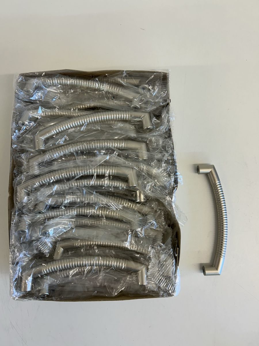 Ferramenta: Möbelgriff 128 mm Bohrmass 40 Stück  – Nuovo (secondo la descrizione) da Schenkon venduto da Paedy5