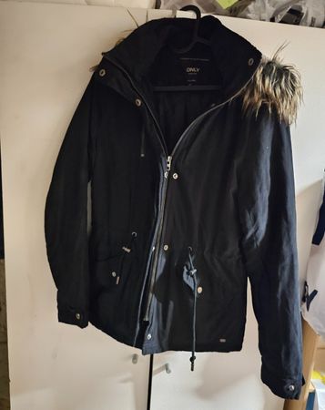 Parka ONLY noire, taille XS, idéale pour l'hiver!