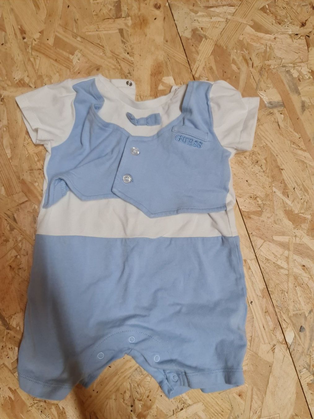 Guess Pyjamas & Ähnliches: Guess Strampler Baby 12. Monate – Neu (gemäss Beschreibung) aus Berg TG von lisboa.sky