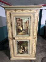 Alter Schrank mit malerei 