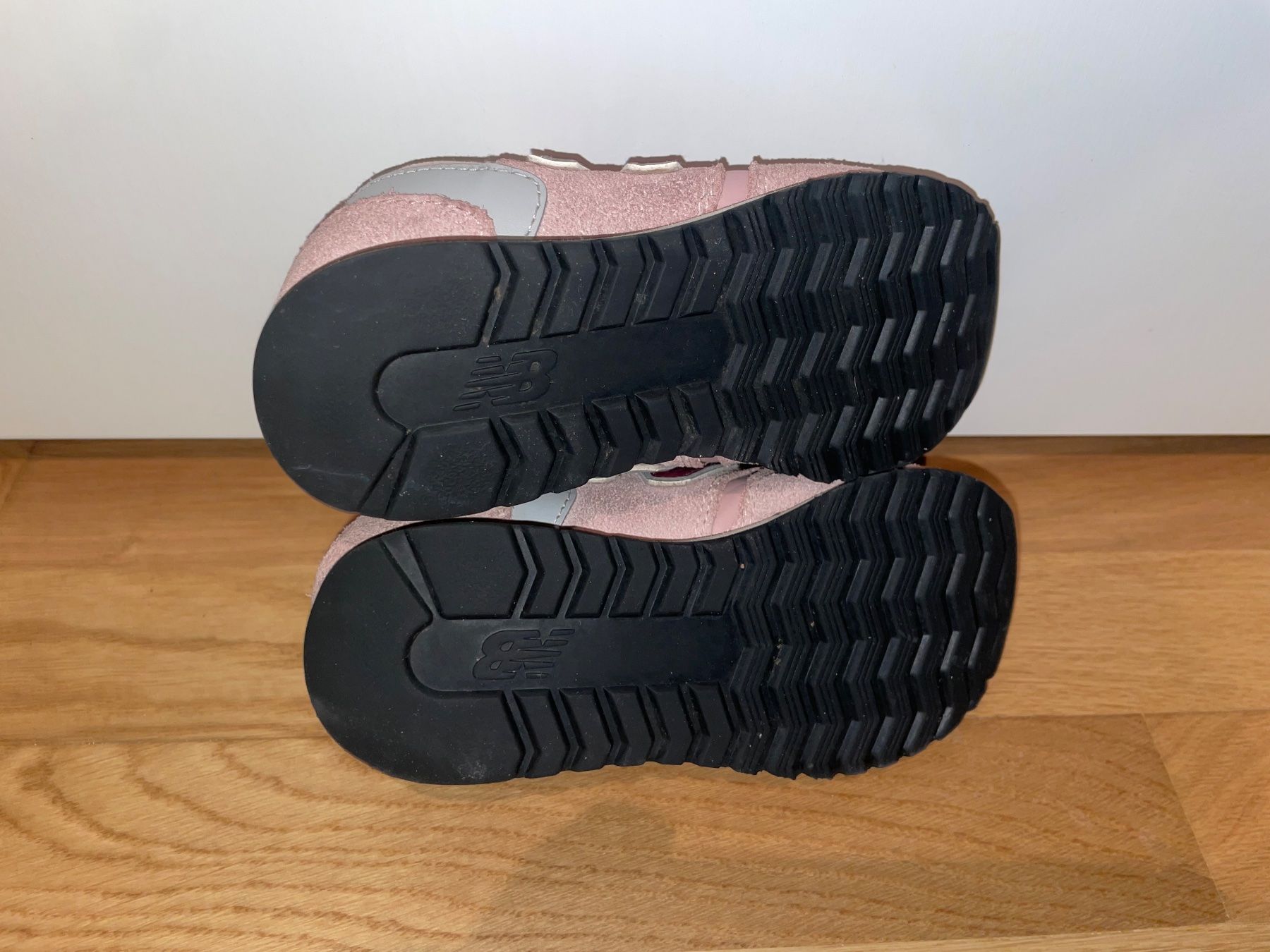 New Balance Scarpe per ragazze: New Balance Kinder Schuhe Gr. 30 – Usato da Emmen venduto da Manu4414 2