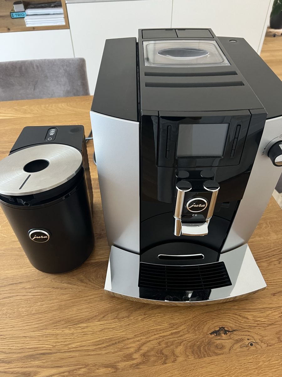 Jura Macchine per caffè & Macchine per espresso: Jura Kaffeemaschine E6 mit Milchkühler Cool Control  – Usato da Rothrist venduto da Romi4321