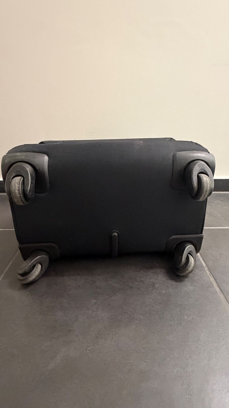 Valigie: Petite valise noire à roulette – Usato da giffers venduto da sev_c9x9 4