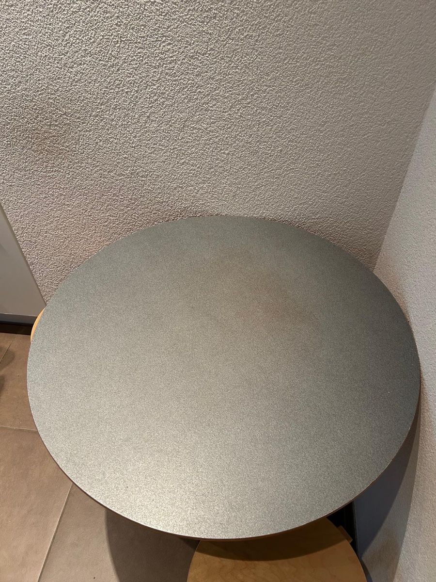 Tavoli: Set: Beizentisch und 2 IKEA Hocker – Usato da Zürich venduto da ttseng 1