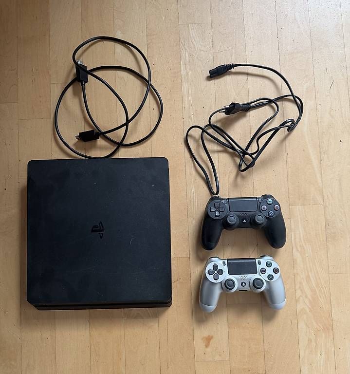 Sony Console: PlayStation 4 Slim inkl. 2 Controller & Kabel – Usato da Meisterschwanden venduto da sas_cfy5