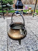 Marmite trypode en bronze ( érain ) 17 ème.