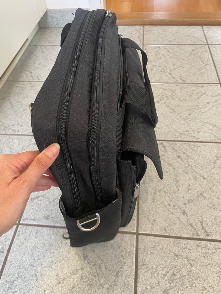 Targus Zaini: Targus Laptop Rucksack / Umhängetasche schwarz – Usato da Basel venduto da Ch2005 1