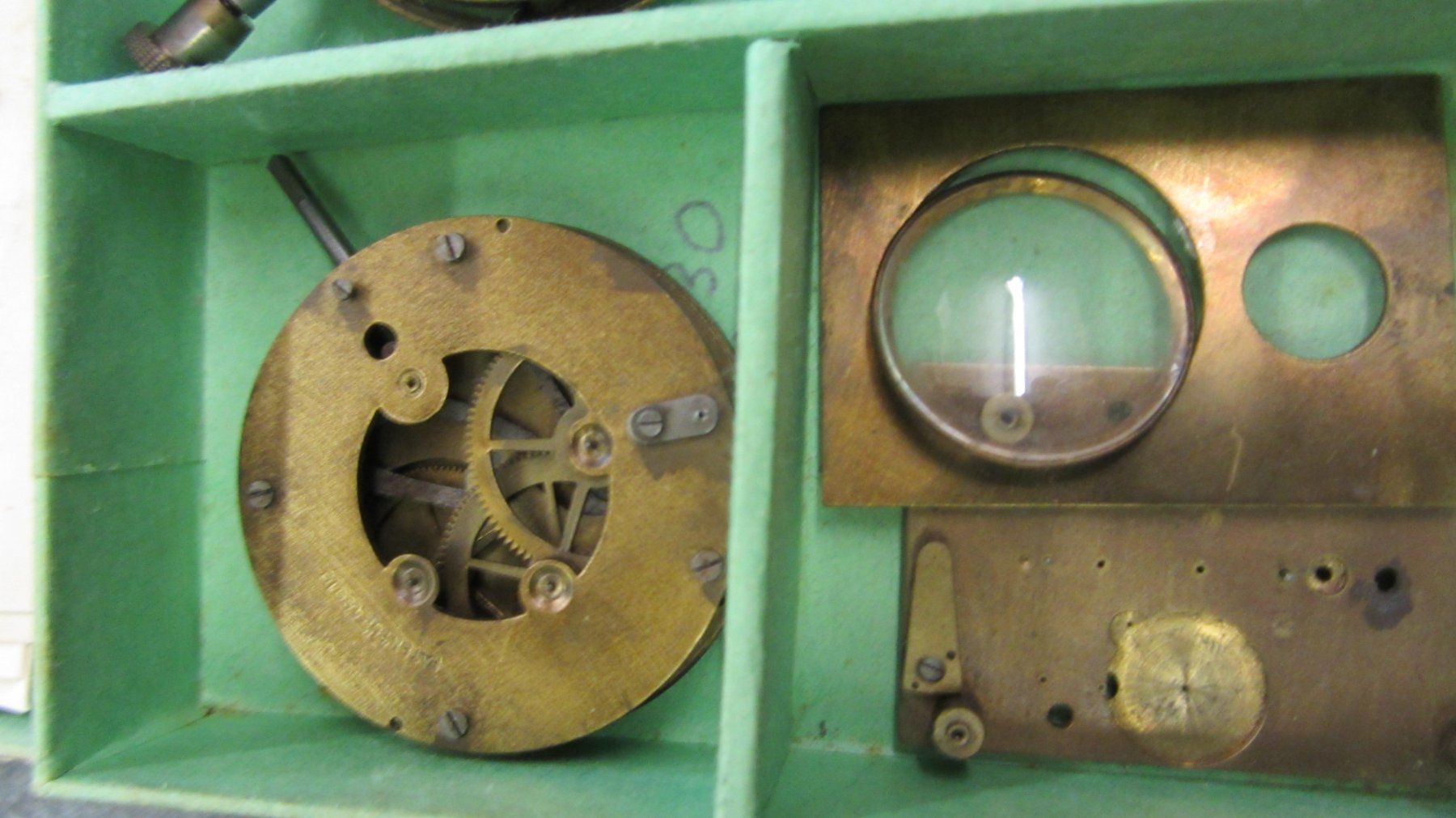 Uhren: BRAC SA, Breitenbach, Antike museale Box mit Uhrenteilen – Gebraucht aus Hölstein von federhaus 2