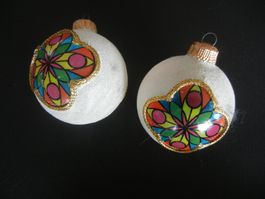 Weihnachtskugeln, 2 Stück, alt, weiss mit Motiv