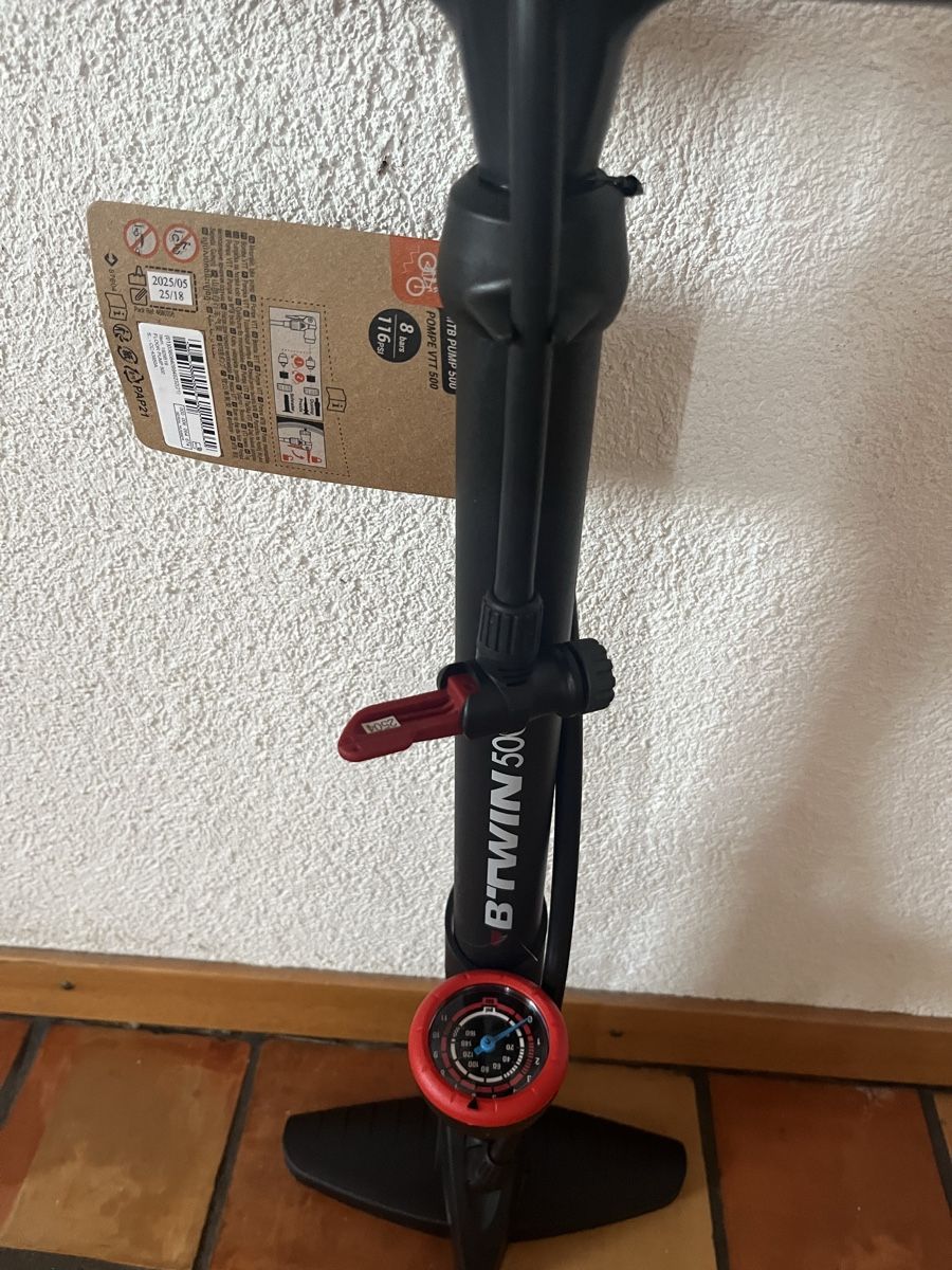 Pompes: Pompe à vélo B'TWIN 500 neuve – Neuf avec emballage d'origine à Chézard-St-Martin par iva_xw8z 2