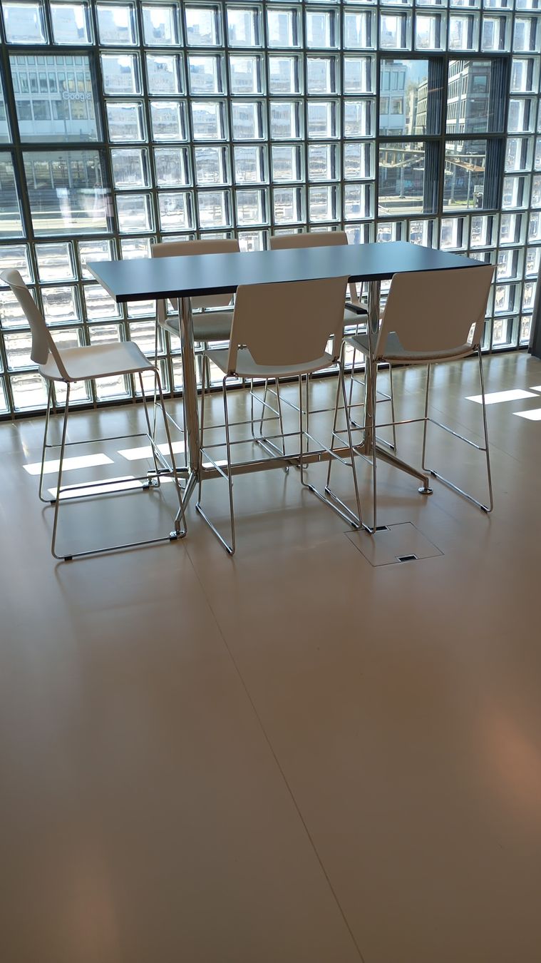 Tische: Stehtisch/ Bartisch mit 5 Hocker – Gebraucht aus Eschenbach SG von manu-sonnenschein
