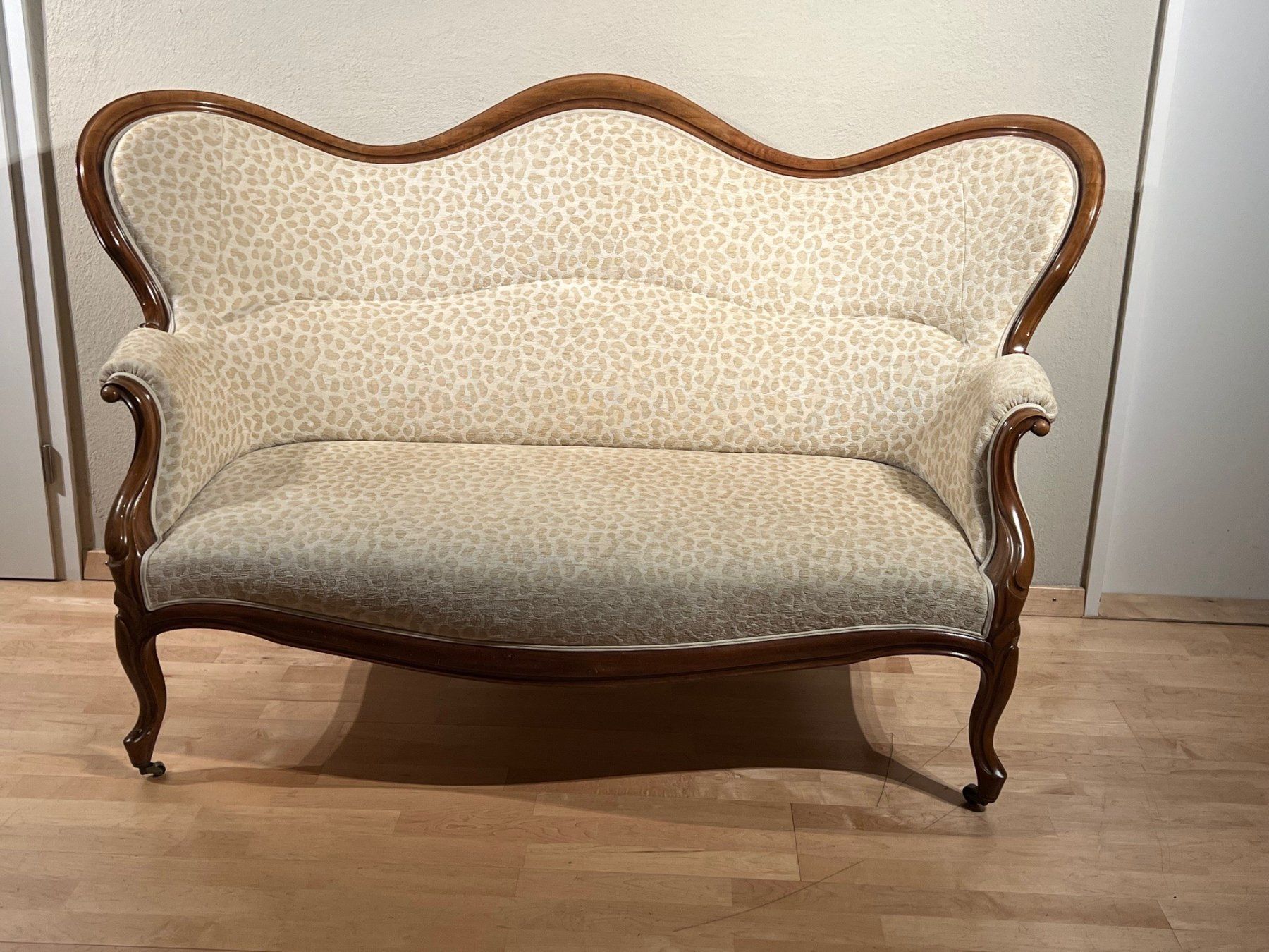 Sofas: Louis Philippe Sofa mit Leopardenmuster – Gebraucht aus Herrliberg von EnricoTschatscheder